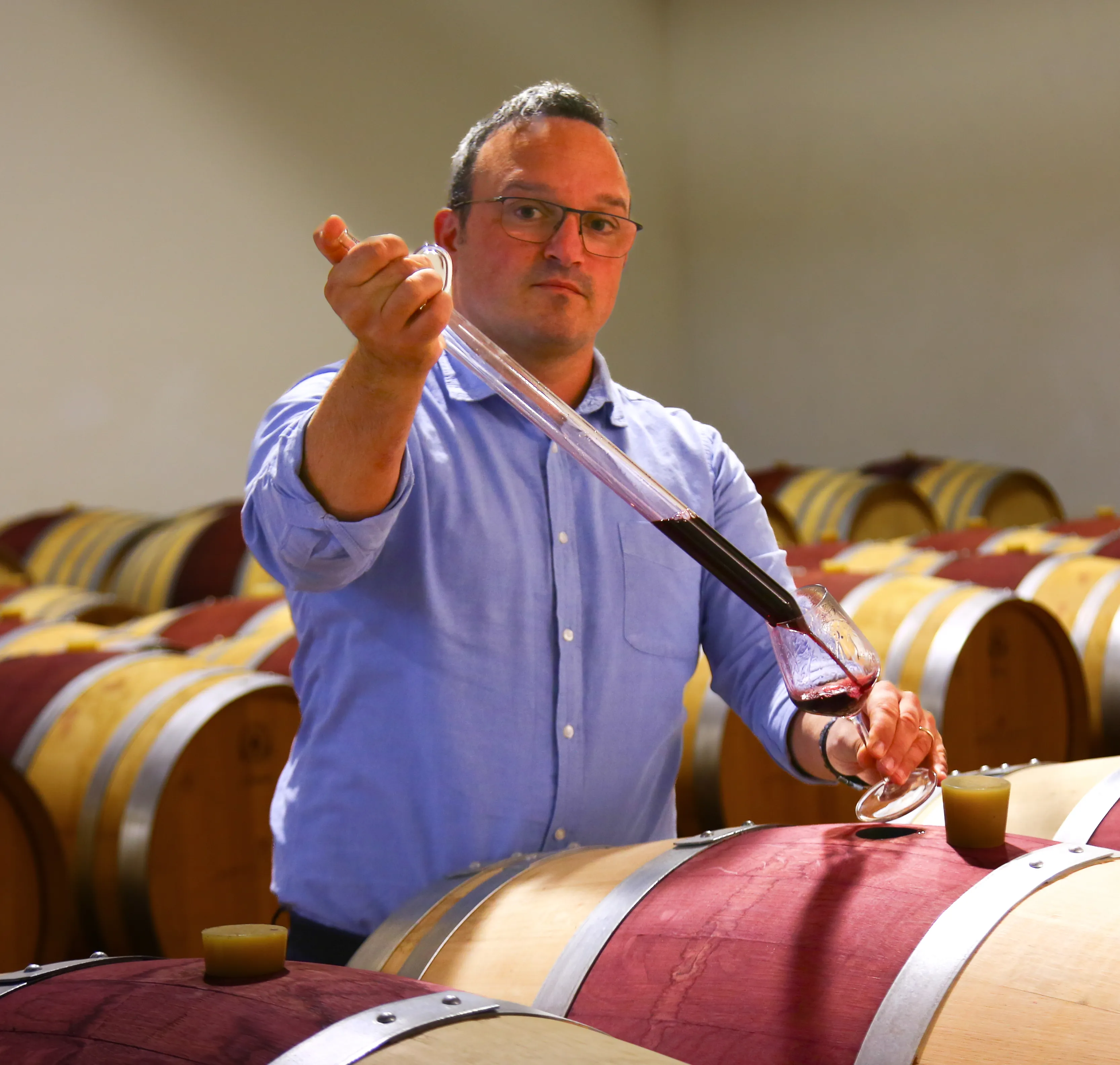首席酿酒师 Michele Giannotti 在酒窖中进行酒液取样——集团酿造团队的专业背书